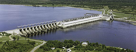 Photo aérienne de la centrale de Carillon sur la rivière des Outaouais