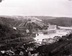 Le complexe hydroélectrique de Shawinigan avec en avant-plan des maisons de travailleurs.