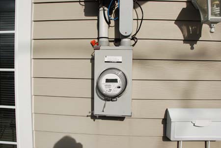 Photo d'un compteur électrique à l'extérieur d'une maison