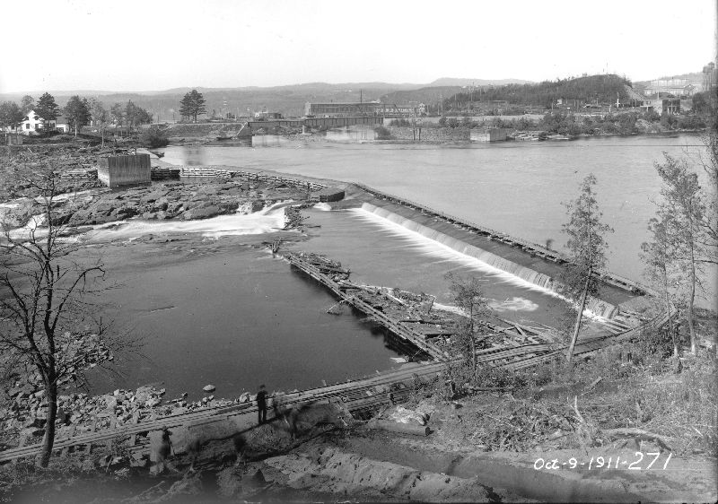 View of the bed of the Saint-Maurice River before the construction of the spillway