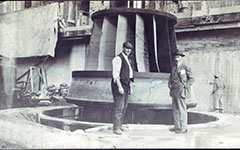 Un ouvrier sous le regard de son patron travaille à l'installation d'une turbine à Grand-Mère.