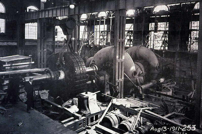 On procède à l'installation du rotor d'un alternateur de la centrale de Shawinigan-2
