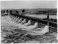 The Melville spillway allowing water from the Saint-Maurice River to flow through