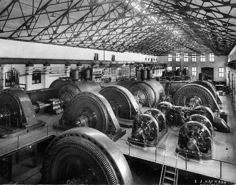 Vue de la salle de production de la centrale de Shawinigan-1 avec ses imposants alternateurs.