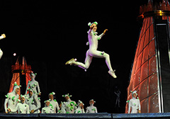 Une artiste exécute un saut lors de la représentation du spectacle nocturne ECLYPS.