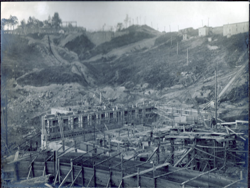 Les ouvriers travaillent à la mise en place des fondations de la centrale de Shawinigan-1.