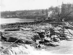 Onset of the construction of the spillway with houses of Almaville in the background