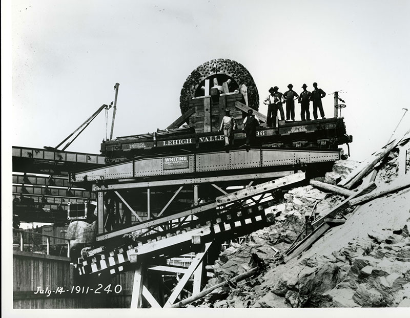 Des ouvriers posent sur le fardier du funiculaire de la centrale de Shawinigan-2.