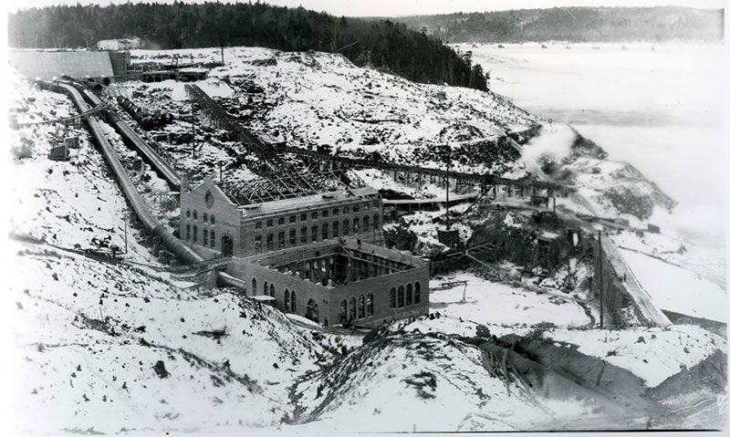 Chantier de construction des centrales de Shawinigan-1 et N.A.C. en plein hiver.