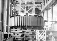 Installation of a rotor using a crane at the Grand-Mère generating station