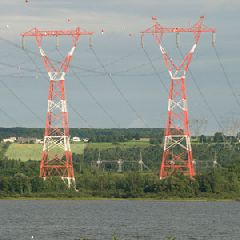 Photo de deux pylônes qui assurent le transport de l'électricité au-dessus du fleuve